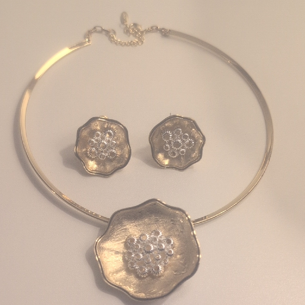 Elegant Gold Floral Necklace and Earring Set